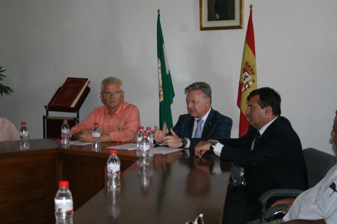 Romero, Primo Jurado y González en el Ayuntamiento de Santa Eufemia