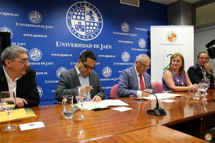 Firma del convenio entre la UJA y SAFA