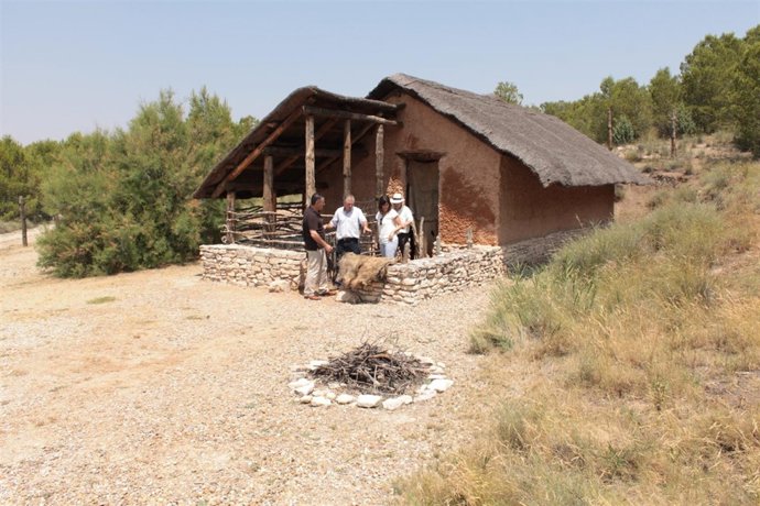 Allué y Ariza en su visita a uno de los equipamientos de Fréscano