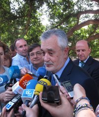 Griñán confía en que la Junta gane el recurso ante el TC por el decreto antidesahucios, a ser posible "pronto"