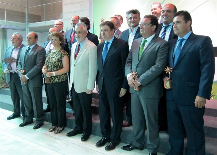 Griñán y Planas, con los galardonados con los Premios de Agricultura y Pesca