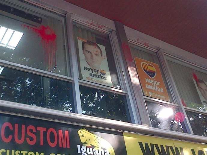 Atacan la sede de C's en Barcelona con pintura roja