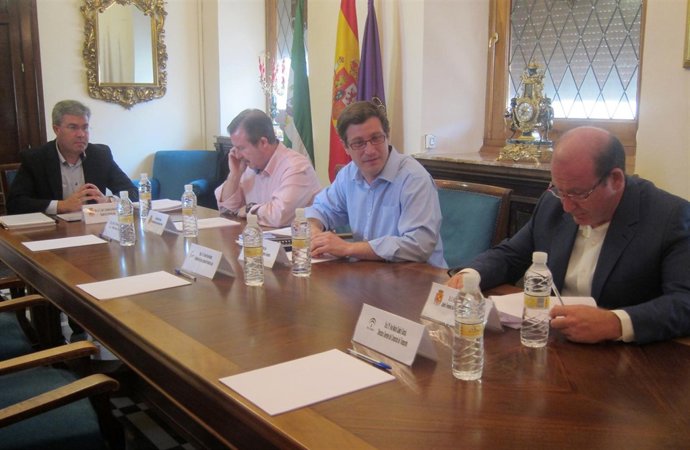 Fernández de Moya, al fondo, con los ediles García Anguita, Contreras y Márquez.