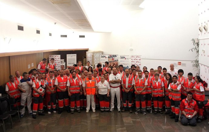 El consejero Javier Morrás en su visita a Cruz Roja.