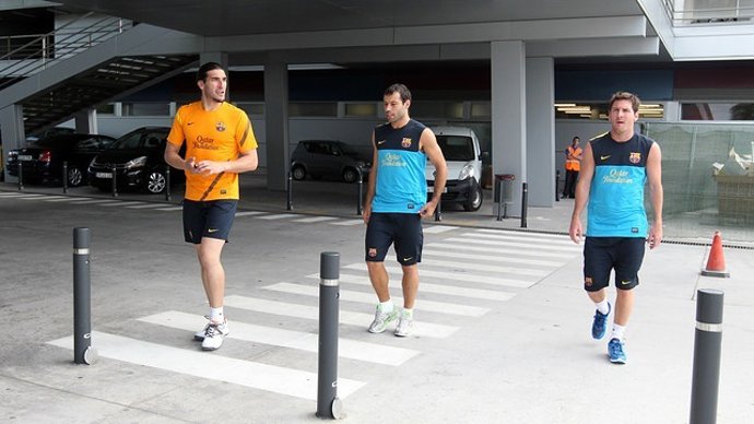 Pinto, Mascherano y Messi, hace un año, camino de la revisión médica