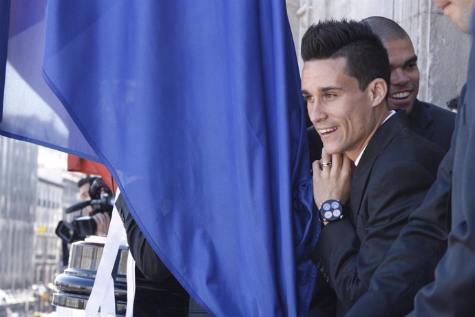 Jose Callejon En El Palco De La Real Casa De Correos Celebrando La Liga