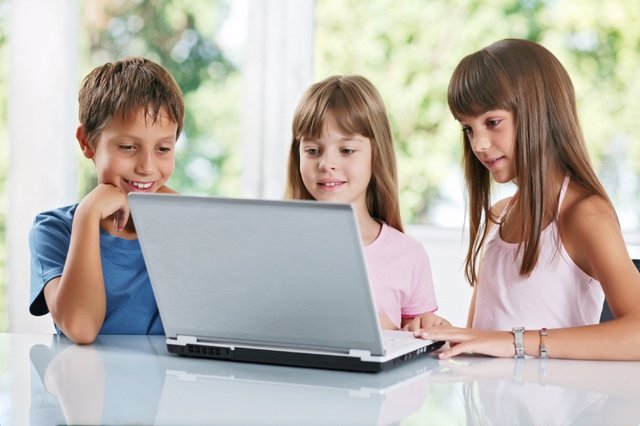 Niños menores utilizando Internet ordenador redes sociales