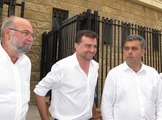 Antonio Maíllo (centro), coordinador general de IU en Andalucía