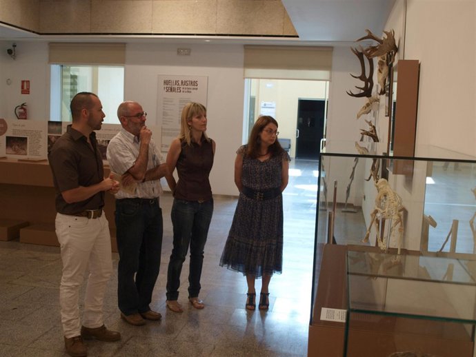 Ruiz Tutor, con los autores de la exposición     