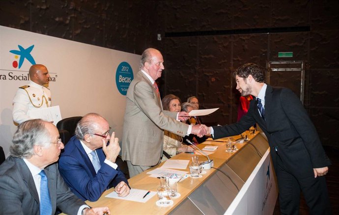 Tres universitarios de Sevilla reciben becas de laCaixa