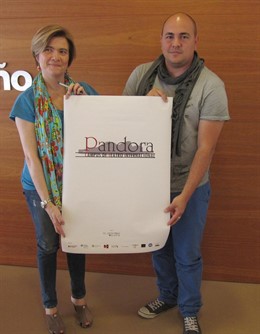 Corres y Blanco muestran el cartel del campus