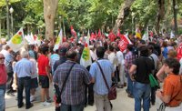 Un centenar de personas se concentran en Sevilla convocados por IU, que es "la esperanza frente a la crueldad del PP"