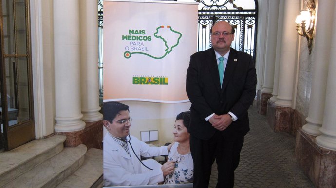 Imagen de Sales, momentos antes de exponer el programa de médicos para Brasil