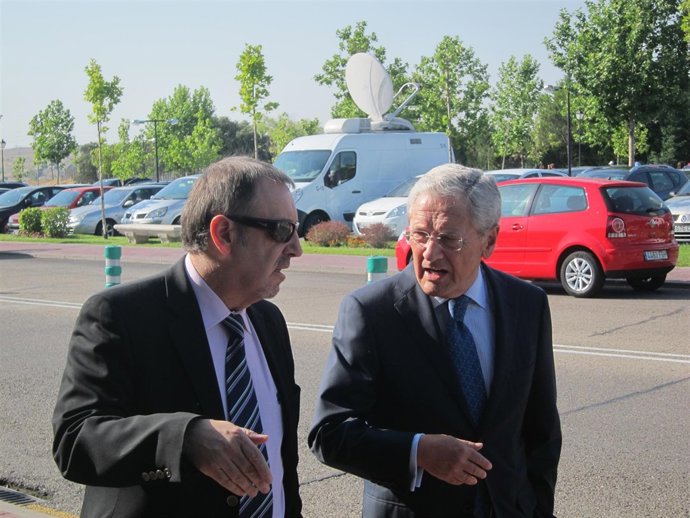 El director de la academia de televisión, Fernando Ónega, llegando al tanatorio