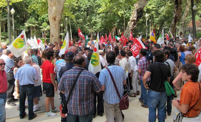 Concentración convocada por IU en Sevilla.