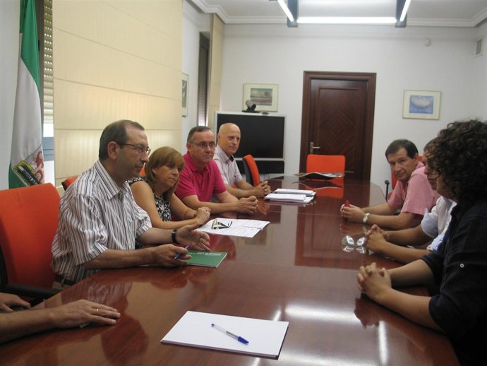 Gálvez y Sáez (izda) en la firma de contratos sobre la Sierra Sur.