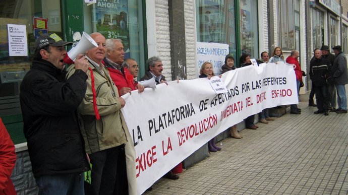 Afectados por preferentes protestan ante Caja Cantabria de Torrelavega 