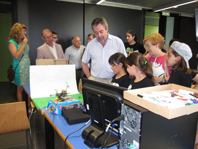 Belloch en su visita a la colonia tecnológica Etopia_KIDS