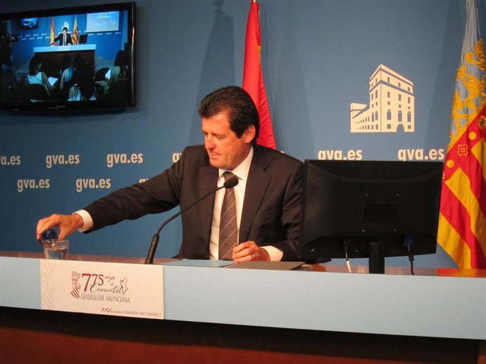 José Císcar durante el pleno del Consell