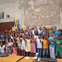 Manzano garantiza la continuidad de la ayuda del Parlamento de Extremadura al pueblo saharaui