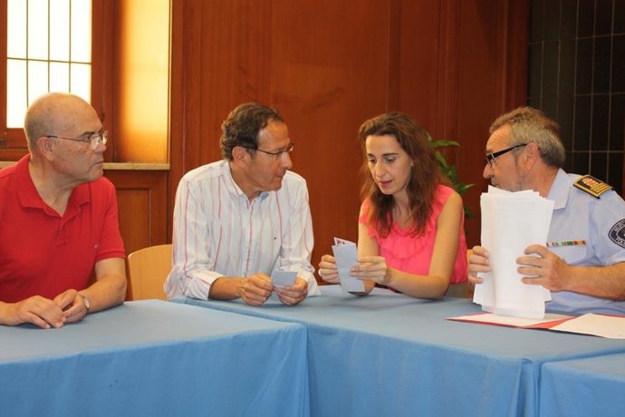 Cámara y Fuentes en una reunión con mandos policiales