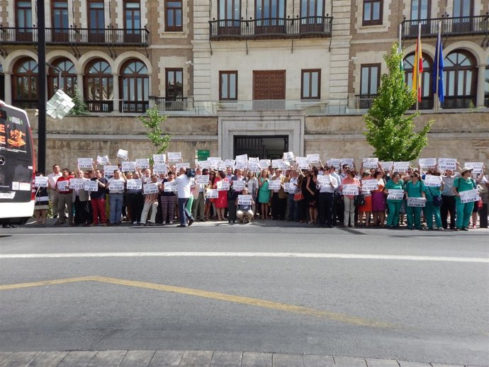 Concentración del PP para reclamar a la Junta el dinero de la dependencia