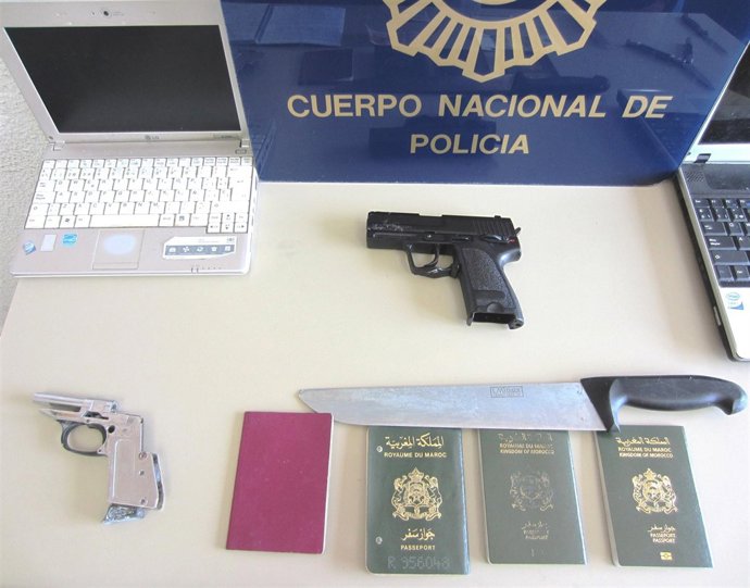 Desmantelados dos 'pisos patera' en La Línea