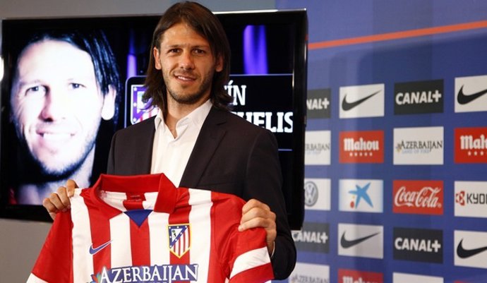 Martin Demichelis posa con la camiseta del Atletico en su presentacion