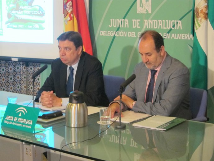 El consejero de Agricultura, Luis Planas, junto al delegado de Almería