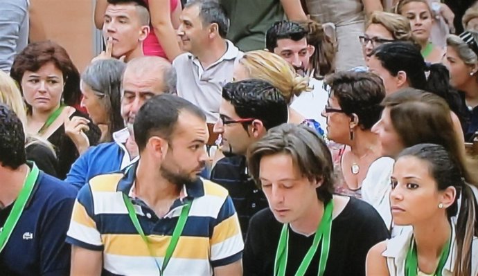 Ruth Ortiz (izda. De la imagen) habla con otra mujer en la sala de vistas