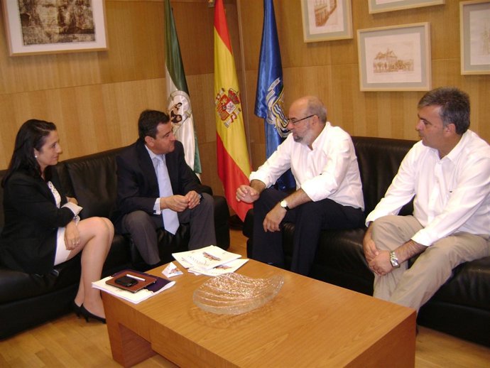 Responsables de la Consejería de Turismo y Comercio en San Fernando 