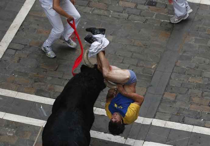Cogida de un toro de El Pilar en el encierro de San Fermín 2013 en Pamplona
