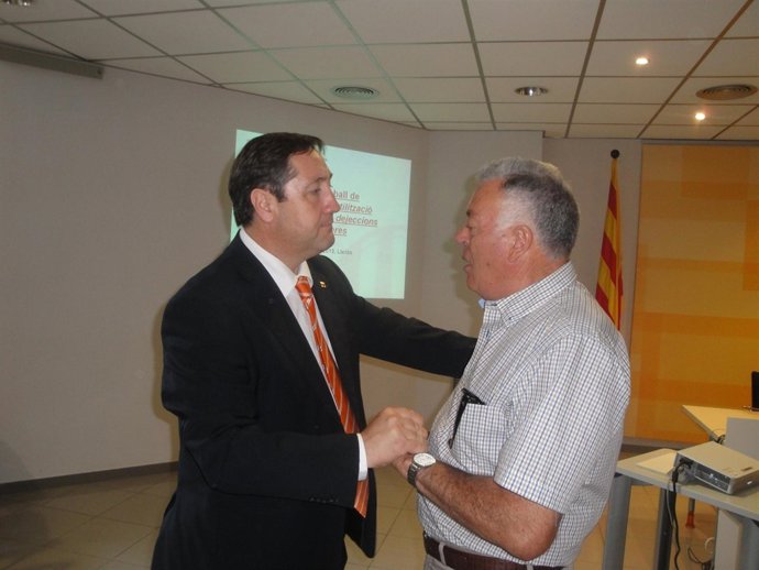 El conseller J.M.Pelegrí saluda al pte.De Ganaderos de Almenar A.Alòs