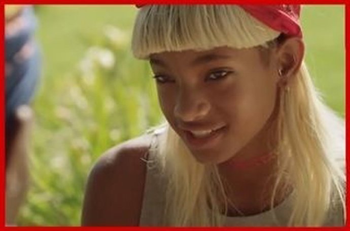 Willow SMith aparece provocativa en su videoclip según algunos