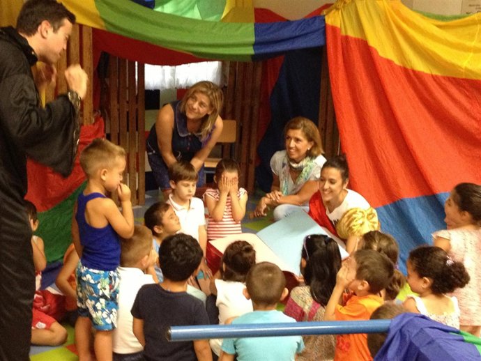 Córdoba y Botella (al fondo) con niños del Colegio Virgen de la Esperanza