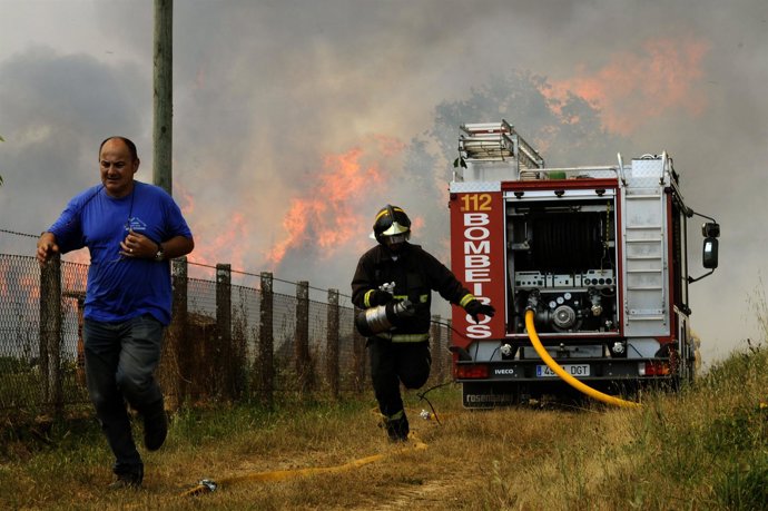 CARTELLE (OURENSE). INCENDIO ENTRE LOS PUEBLOS DE ULFE Y O VAL. FOTO ROSA VEIGA