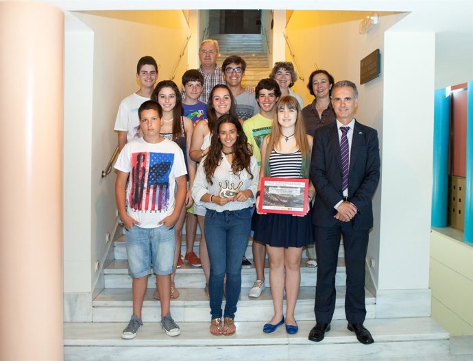 El director del Palacio de Festivales con los alumnos y profesores del CFEI