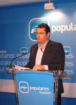 El secretario general del PP-A, Antonio Sanz, en una rueda de prensa en Huelva.