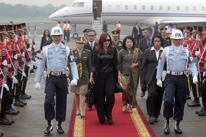 Cristina Fernández en Indonesia, baja del avión