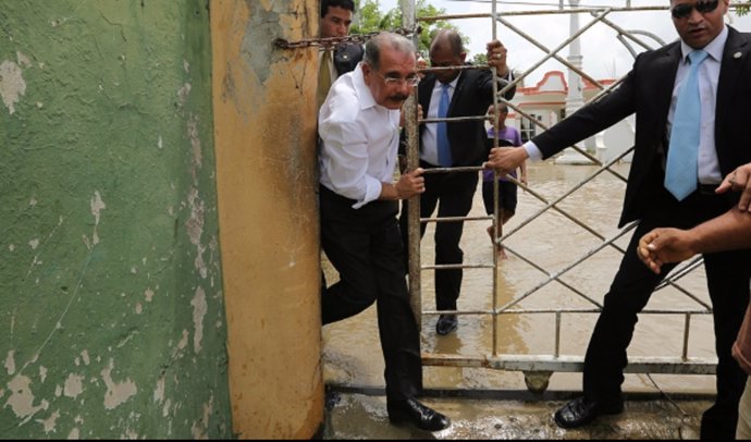 Danilo Medina visita zonas inundadas en R. Dominicana