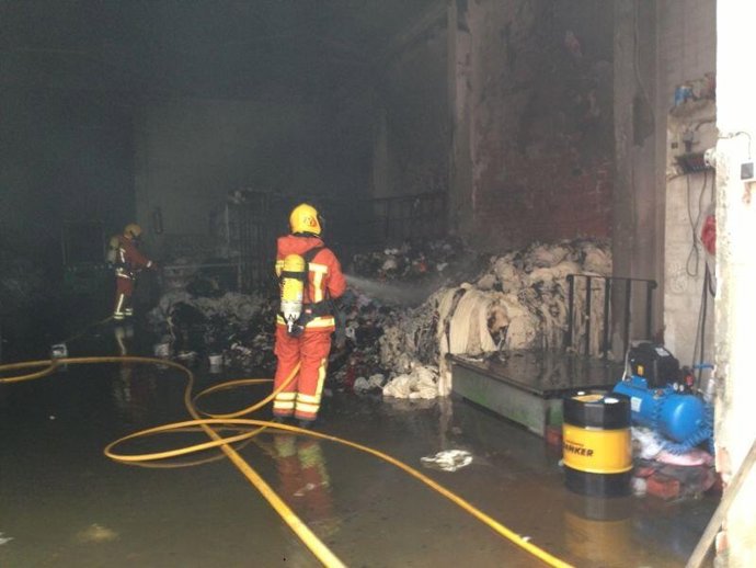 Bomberos en un incendio en una empresa de colchones de Albaida