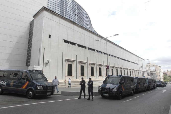 Furgonetas De Policía En El Congreso