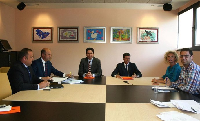 El consejero de Obras Públicas se reúne con empresarios del sector transporte