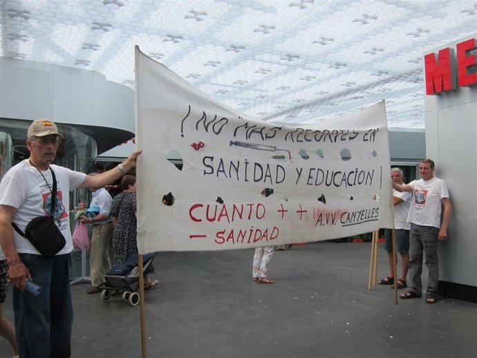 Pancartas de protesta de la asociación de vecinos en la entrada de La Guineueta