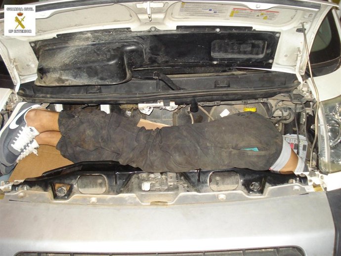 Inmigrante escondido en el motor de la furgoneta