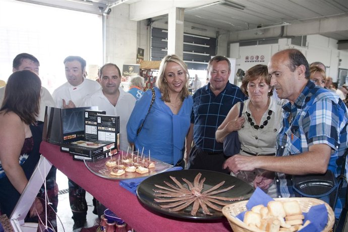 Mercado de productos tradicionales en el II Salón Náutico y del Mar