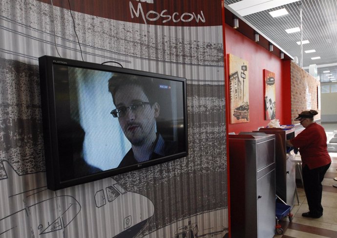 Imagen de Snowden en los televisores del aeropuerto de Moscú