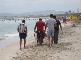 Un vendedor ambulante en la Playa de Muro 