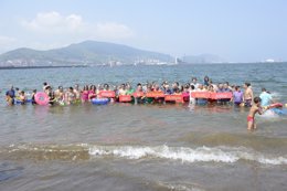 La campaña 'Mójate por la Esclerósis Múltiple en la playa de Ereaga