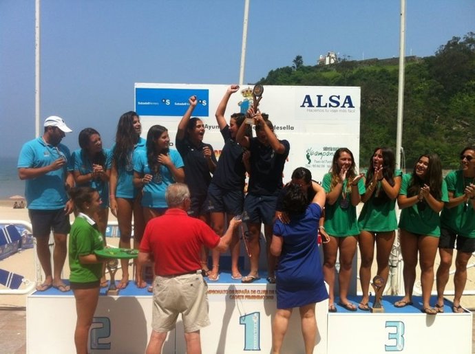 Equipo cadete femenino del IMD de Laredo de Voley Playa